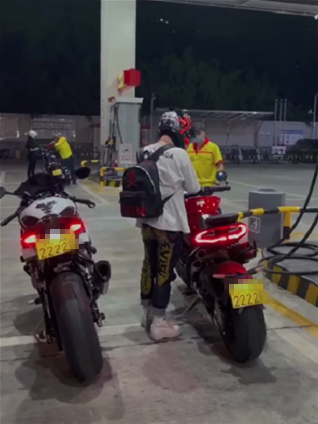 2台摩托车现身加油站 车子都加98号汽油 车牌还都挂 2222 腾讯新闻