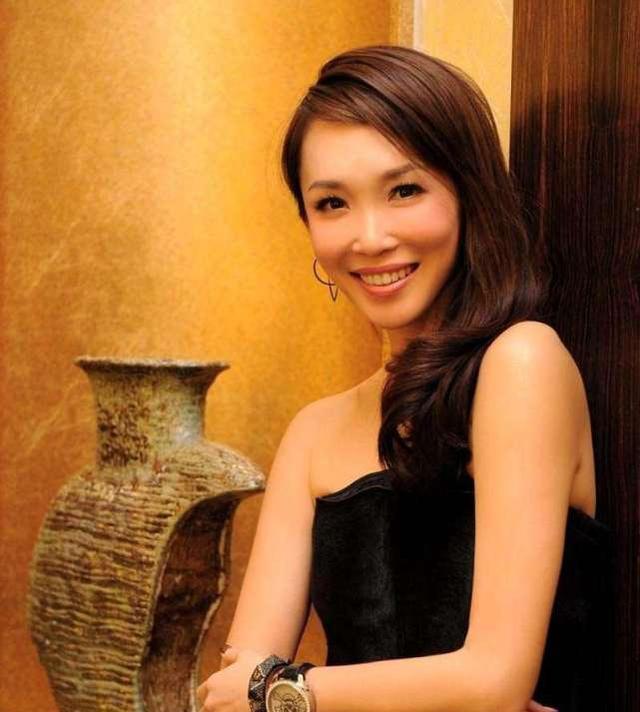 她被誉为新加坡三大美人之一因戏嫁给爱情后活成人生赢家