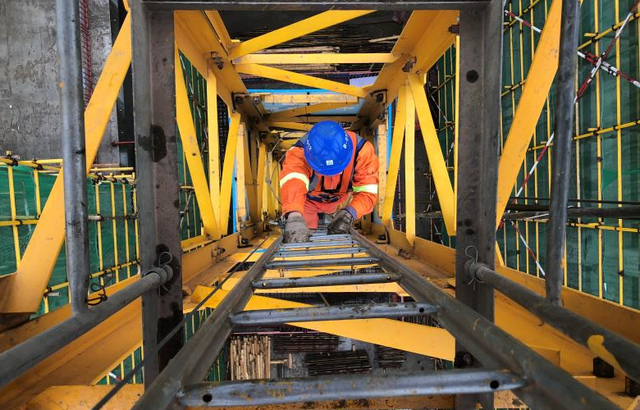 我们的节假日他们的工作日塔吊司机段师傅的一天