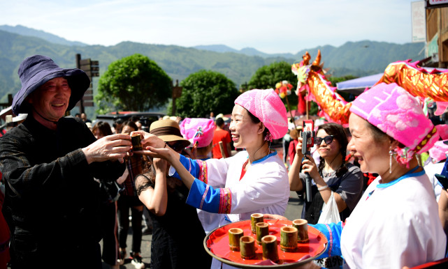 5月1日,在广西桂林市龙胜各族自治县龙脊镇龙脊古壮寨,村民用当地特色