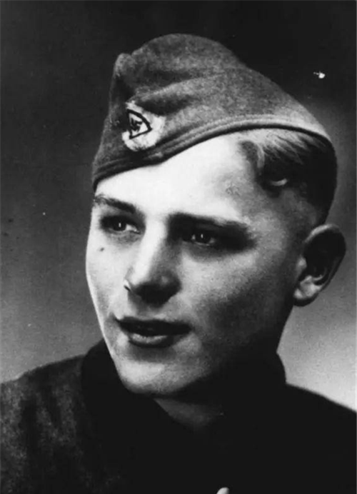 赫罗德,1925年出生于德国萨克森州的一个普通工人家庭,在那个混乱的