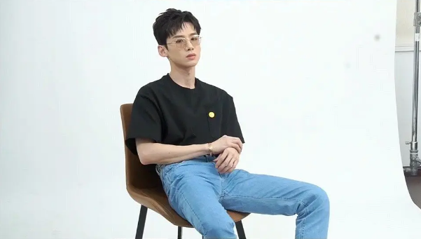 白敬亭路透《这就是潮流》,高颜值真帅气,和张雨绮的身高差好萌_腾讯