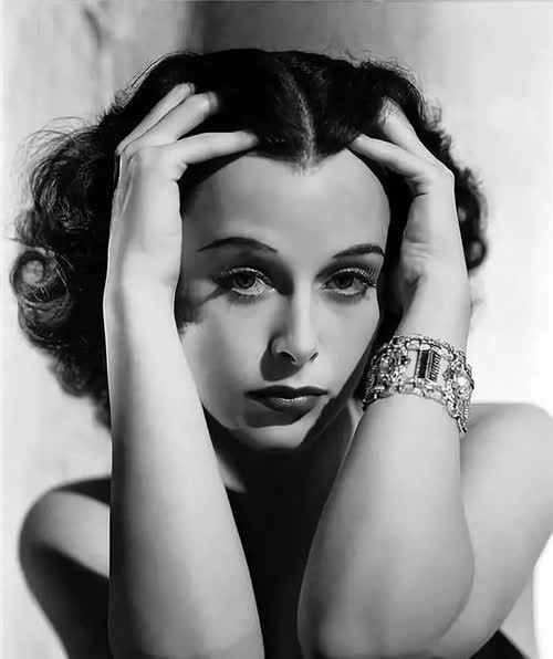 影史第一个"全裸"女星,拍卖680个吻,她的一项发明估值300亿美元