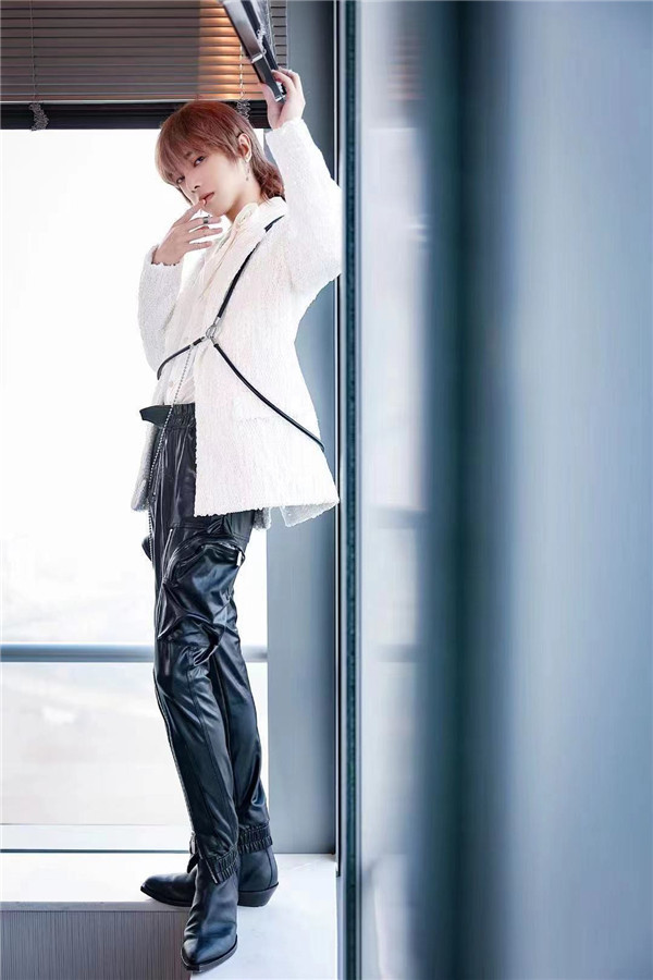 华晨宇现身和平精英周年盛典带来新歌首唱全新发色引热议