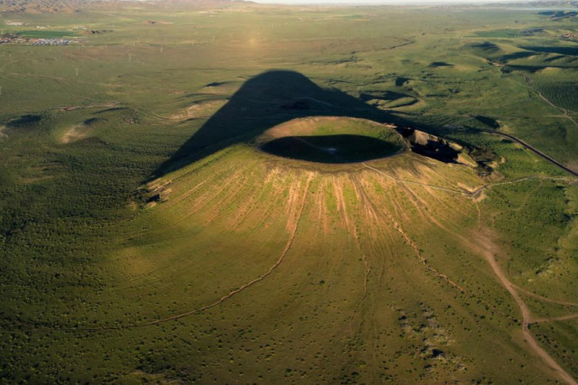 五一自驾热内蒙古火山口景区车辆排数公里网友排队看孙悟空