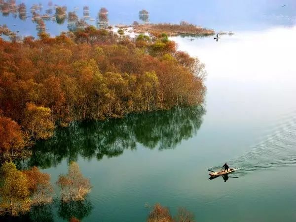 七星湖风景区七星湖风景区位于西乡县城东,距县城39公里,临316国道.
