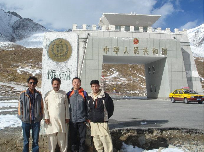 中国最和谐的一个边境线两国战士每天见面拥抱对方煮奶茶接待