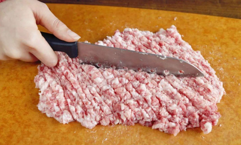 "剁肉吵到我孙子睡觉了"老人上门讨说法,不料遇到强势宝妈