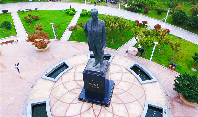 范旭东先生铜像位于占地面积15000平方米的广场中央,以锡青铜原料塑造