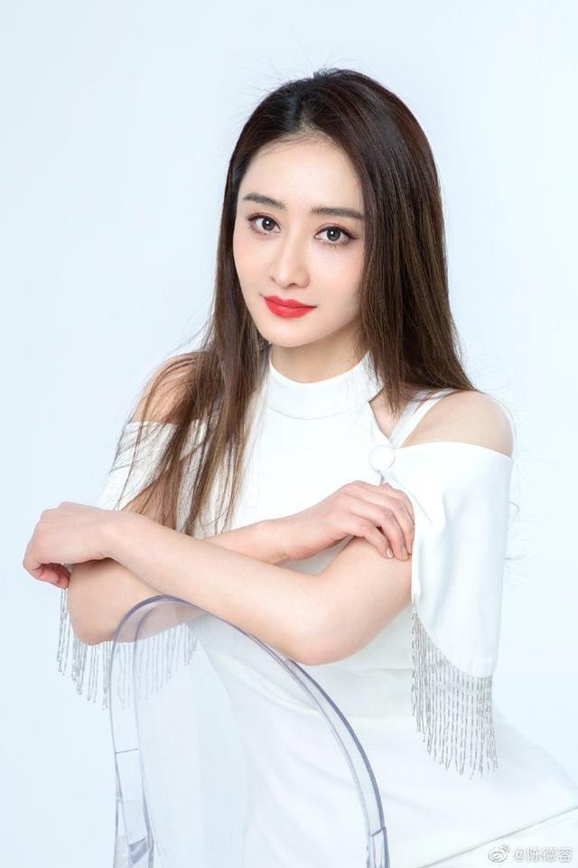 47岁陈德容5年没拍戏长这样!庆生照曝大眼瓜子脸,网友:像娃娃