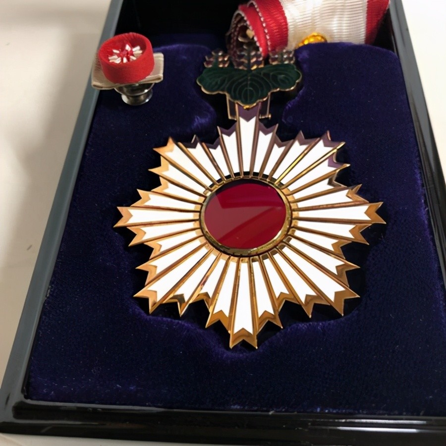 勋三等旭日中绶章勋三等旭日中绶章;勋四等旭日小绶章勋四等旭日小绶