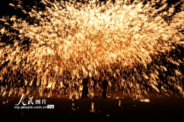 新疆:锡伯古城上演"铁花秀"