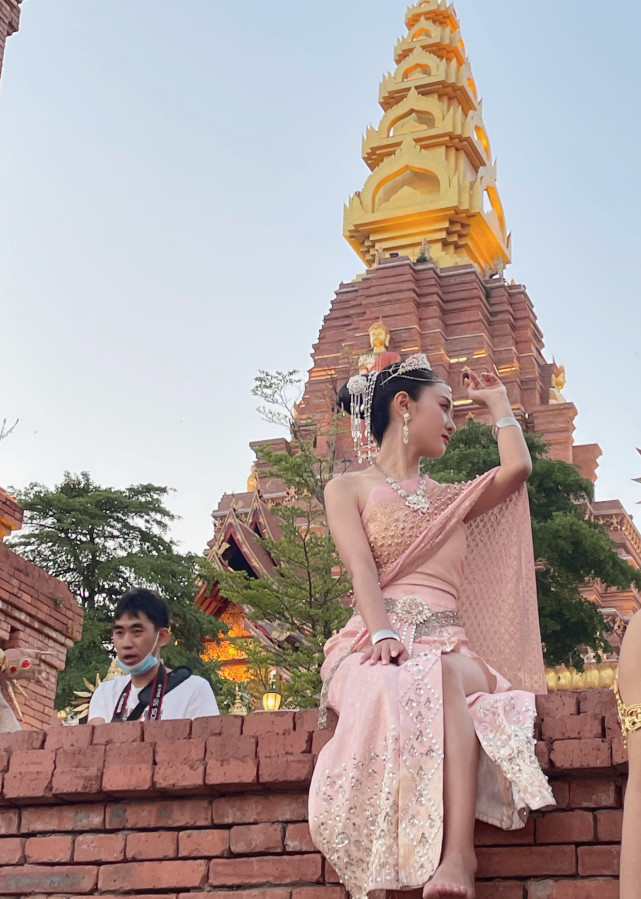 云南西双版纳199元写真火爆夜市上百位美女排队拍照场面惊人