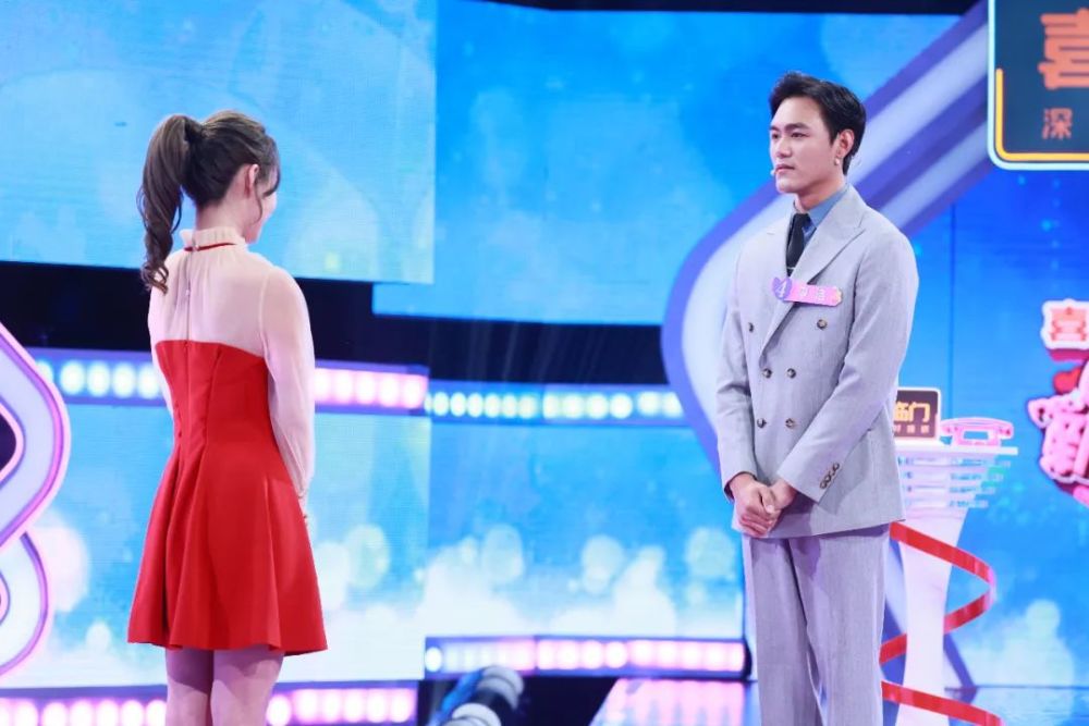 今晚21:15《中国新相亲》22岁女生被父母催婚,理想型是"拥有腹肌的