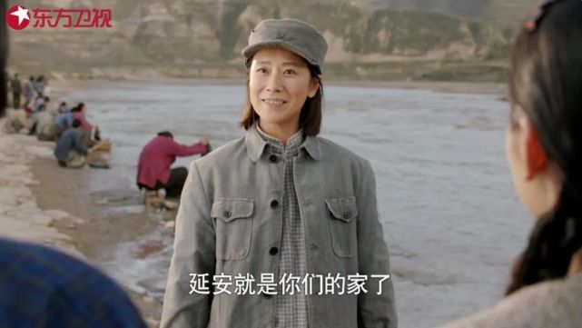 張靜平(李澤鋒 飾)對妻子醜子岡說,都是要當媽的人了,放著供銷社主任