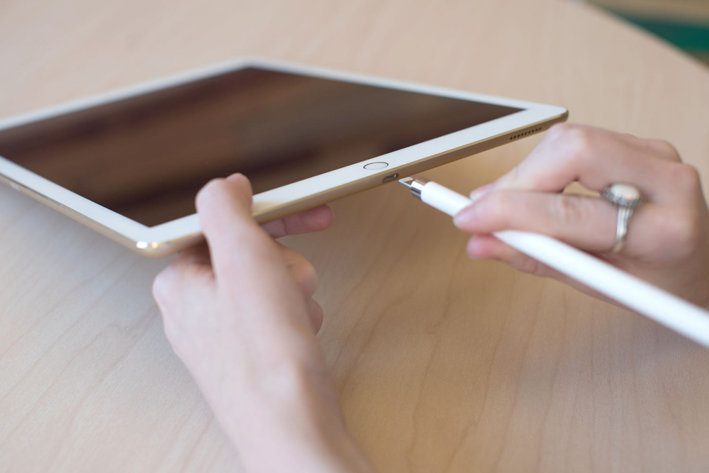 第一代Apple Pencil的充电方式真的反人类吗？其实很多人都看错了_腾讯新闻