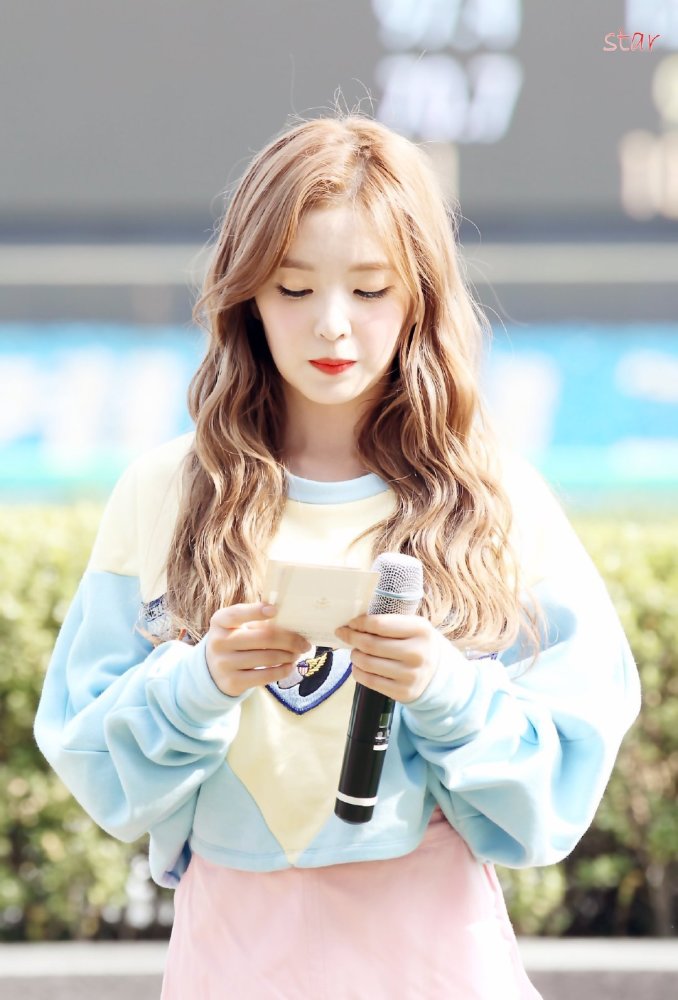 女爱豆金发合集童话书没有合上公主们跑了出来