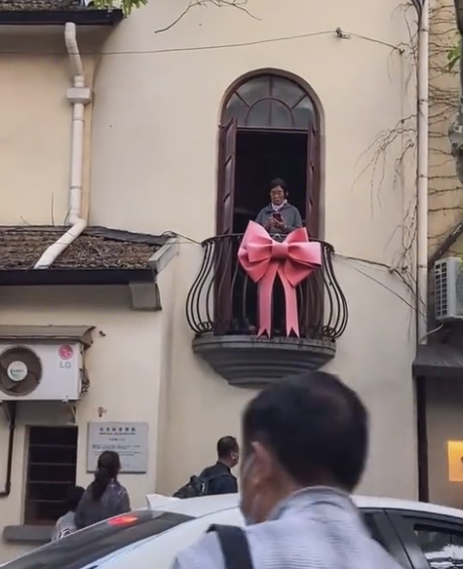 上海蝴蝶结阳台奶奶热情向游客打招呼,网友:奶奶真平"亿"近人
