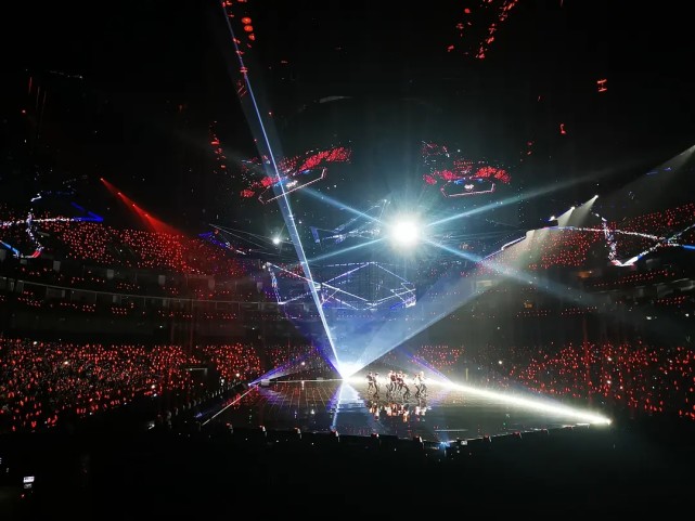 r1se两场解散演唱会落幕,成员最后挥手告别,团粉却希望组合续约_腾讯