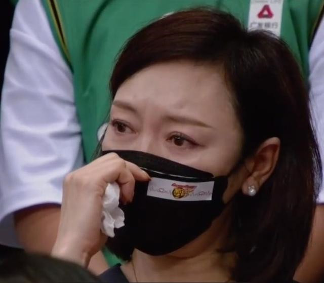 张镇麟的妈妈王芳不雅之举上了热搜胡明轩的漂亮妈妈太温柔了