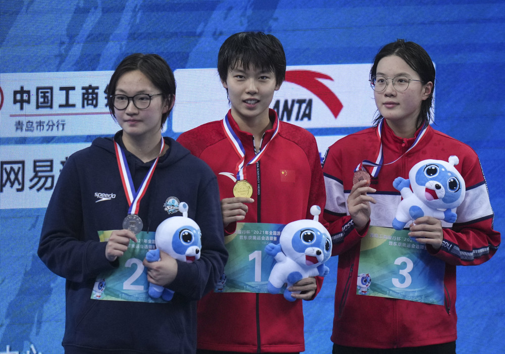 5月4日,冠军山东浩沙队选手杨浚瑄(中),亚军河北泰华队选手李冰洁(左)