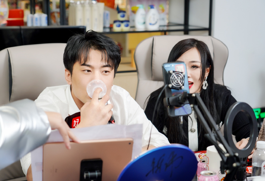 主播爆料辛巴签约内幕,为解封账号连住7天酒店,无奈向平台妥协_腾讯