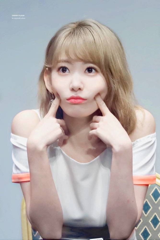 女爱豆金发合集童话书没有合上公主们跑了出来