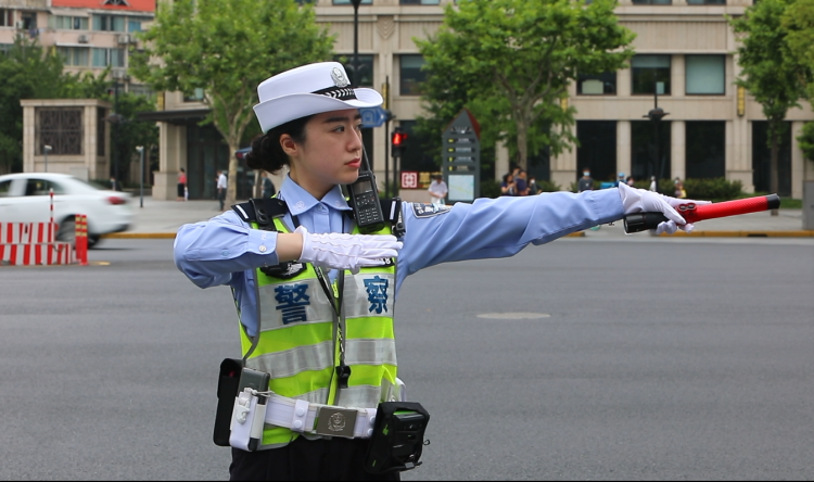 致青春在世纪大道指挥交通的铿锵玫瑰成了一道美丽的风景线