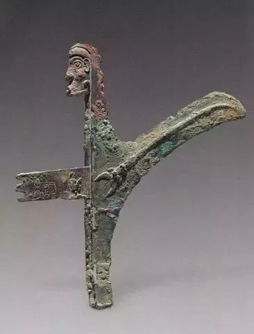 周戟戈为勾兵或啄兵,用以钩挽敌人并啄刺敌人的装柄长兵.