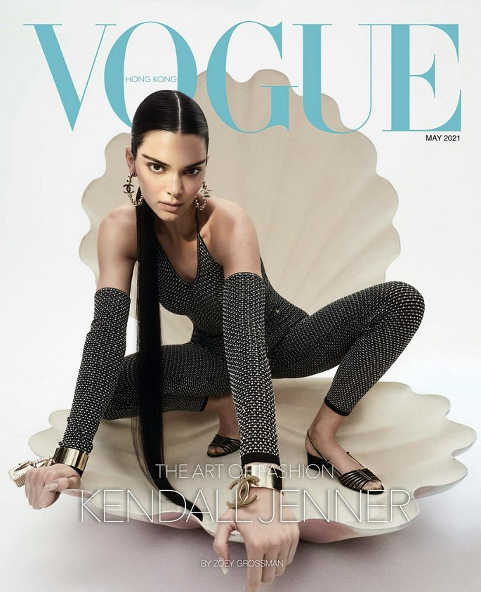 超模肯豆晒封面照,穿不锈钢碎片背心内搭空气,蹲在贝壳中如金·卡戴珊