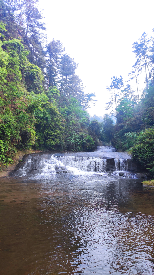 "五一"假期 四川威远石板河景区客流随气温飙升