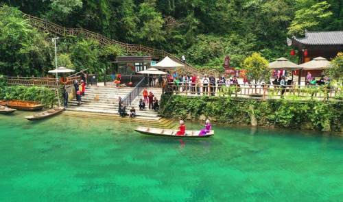 近年來,鶴峰縣文旅業以高質量發展為依託,從景點旅遊向全域旅遊轉變