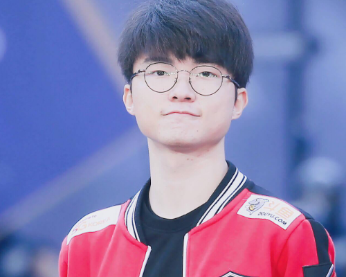 faker被skt当盈利工具,在休假期被拉去拍商业照,李哥和队友聊天时喊