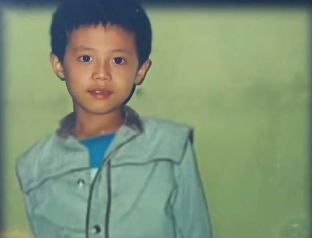 能看到,小时候的杜淳眼睛又大又有神,鼻子,嘴巴也很精致,就连耳朵都是