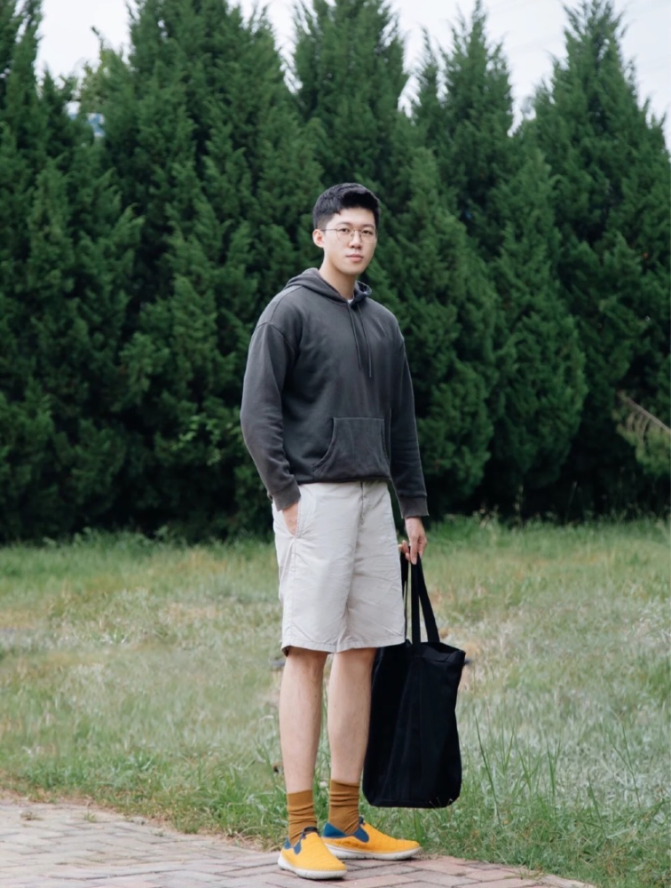 长相平平的男生要注重干净清爽感,体态端正不驼背猥琐颈,已经能赢过市