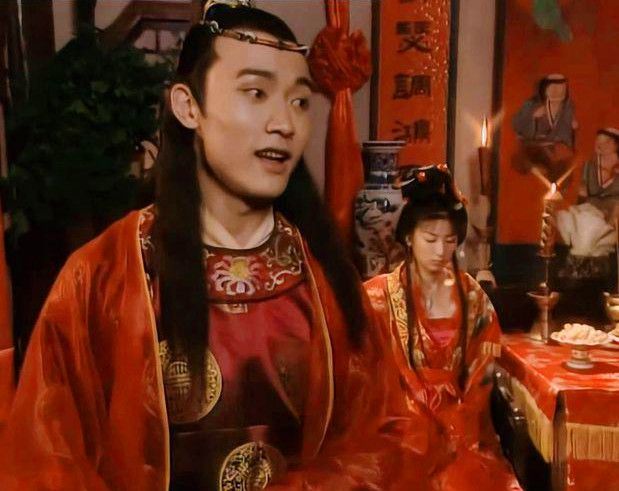 齐天磊对李玉湖是一见钟情吗看这些细节很明显并不是这样