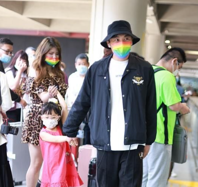 秦昊伊能静女儿小米粒近照曝光长得不像爸不像妈隔代遗传