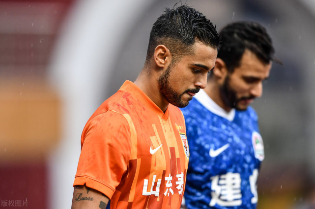 莱昂纳多连场被换下,暗示费利佩即将加盟|山东泰山|泰山队|费利佩
