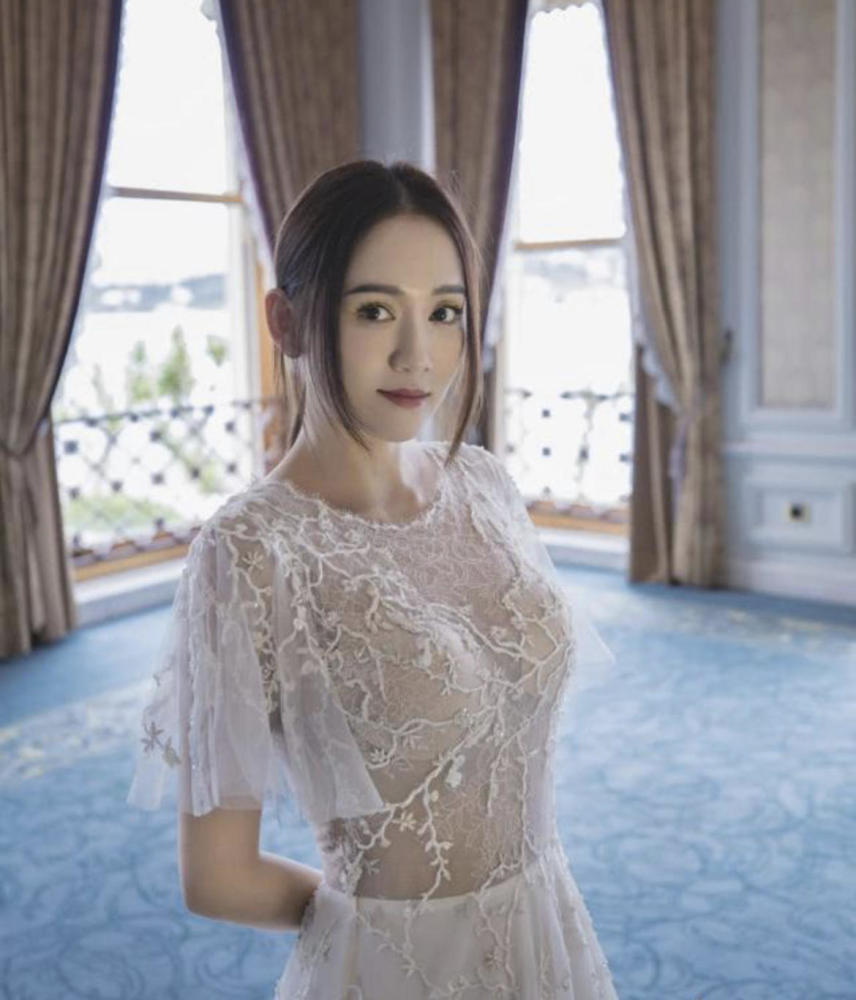 陈乔恩饱满身材真迷人穿天蓝色抹胸连衣裙挤得厉害也不怕走光