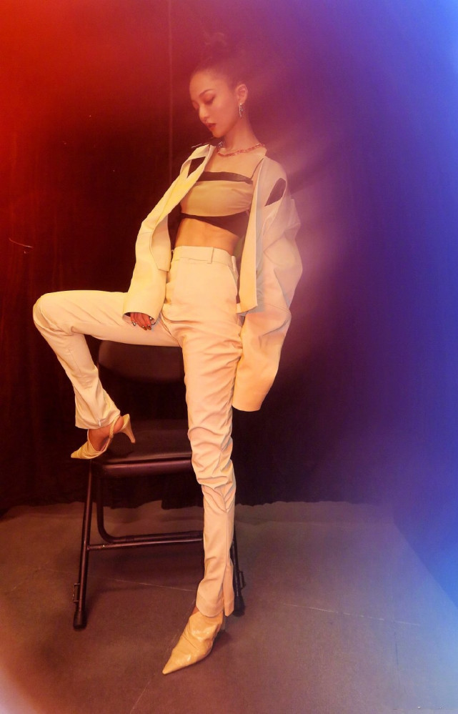 39岁张韶涵罕晒健身照穿紧身衣秀空中一字马纤瘦身材超养眼