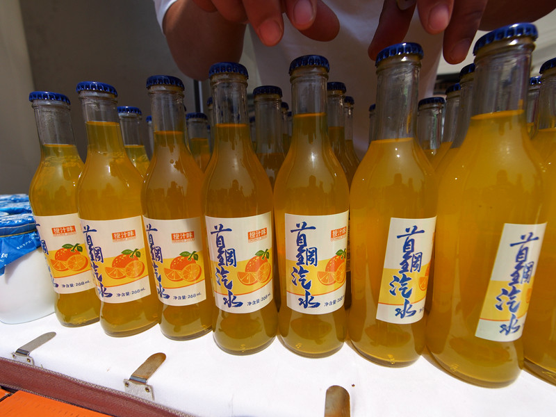 五一节首钢园游客多,首钢汽水受欢迎!_腾讯新闻