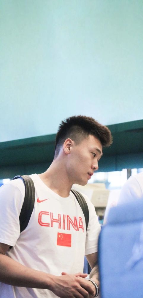 壁纸说:赵睿,广东男篮新领袖 - 赵睿多个照片拼一起潮流壁纸 - 实验室