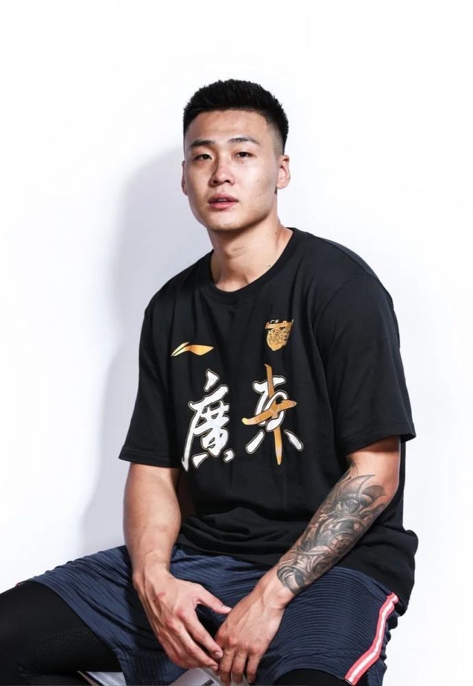 壁纸说:赵睿,广东男篮新领袖 - 赵睿多个照片拼一起潮流壁纸 - 实验室