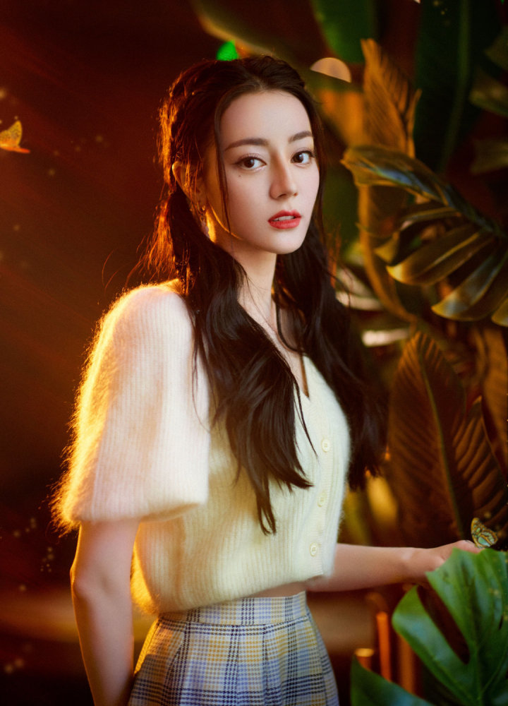 迪丽热巴侧编双马尾造型亮相央视五四晚会演绎歌曲青春