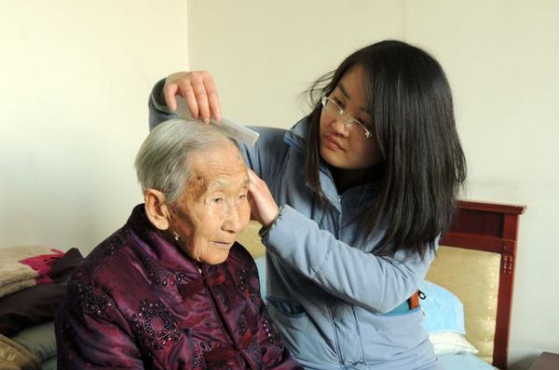 72歲老人悽慘的晚年,進養老院三年,就成了老年痴呆