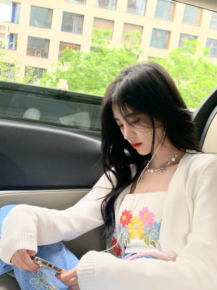 鞠婧祎在微博晒出自己最新库存照看下中国4000年第一美女