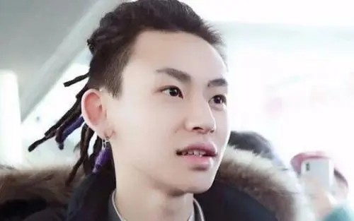 王琳凯唯一一个适合打耳洞染发打眉钉还干净到发光的男生