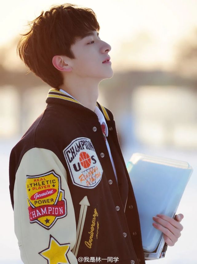 北体187cm长腿校草林一爆红,被称为小林更新:这眼神太要命了_腾讯新闻