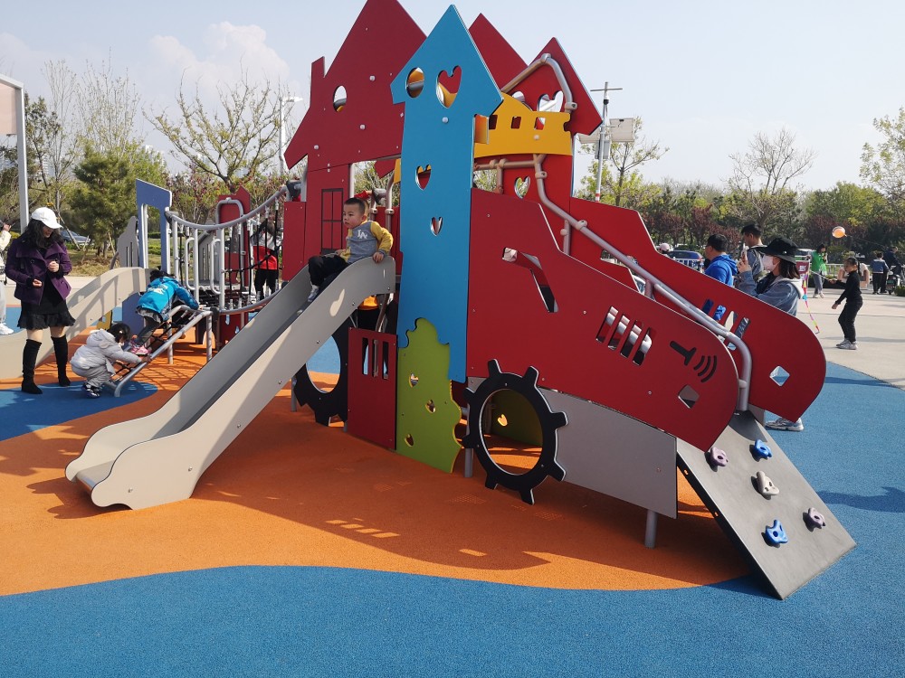 该游乐场面积较大,有四五个儿童项目.