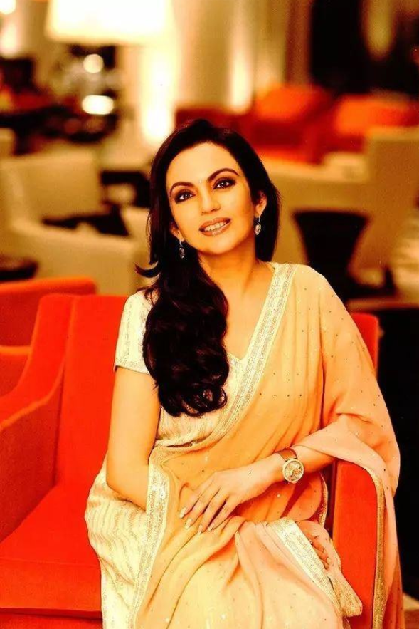 高调炫富只服印度首富夫人跑车上镶满钻石连鼻孔都挂一套别墅